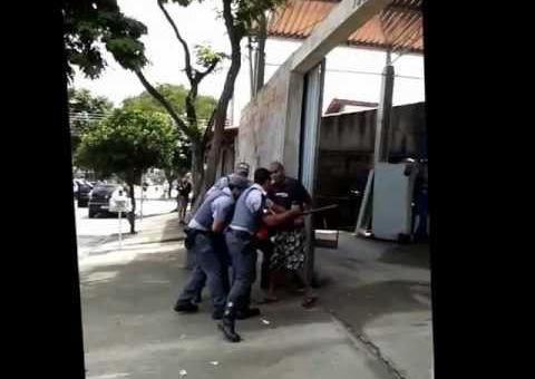 TRUCULÊNCIA: Policiais invadem casa e agridem moradores em pleno dia
